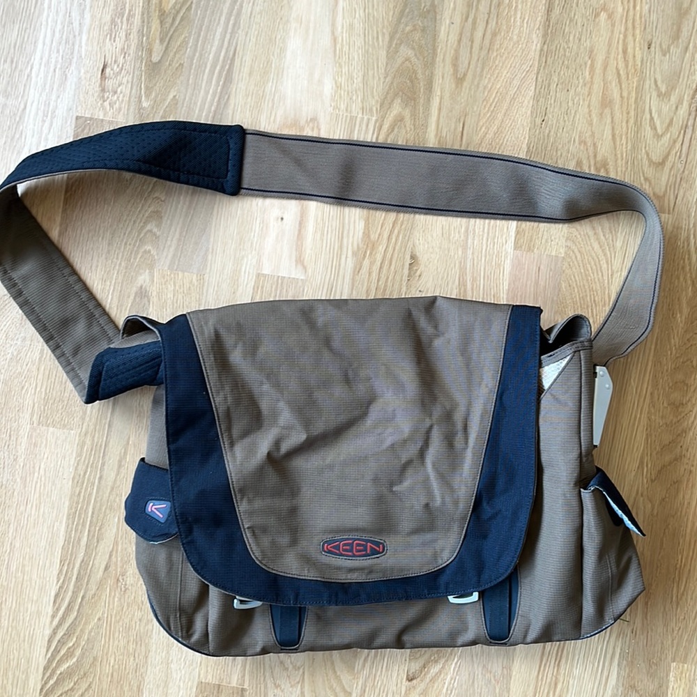 Keen footwear shoulder messenger bag backpack large travel school work sandals